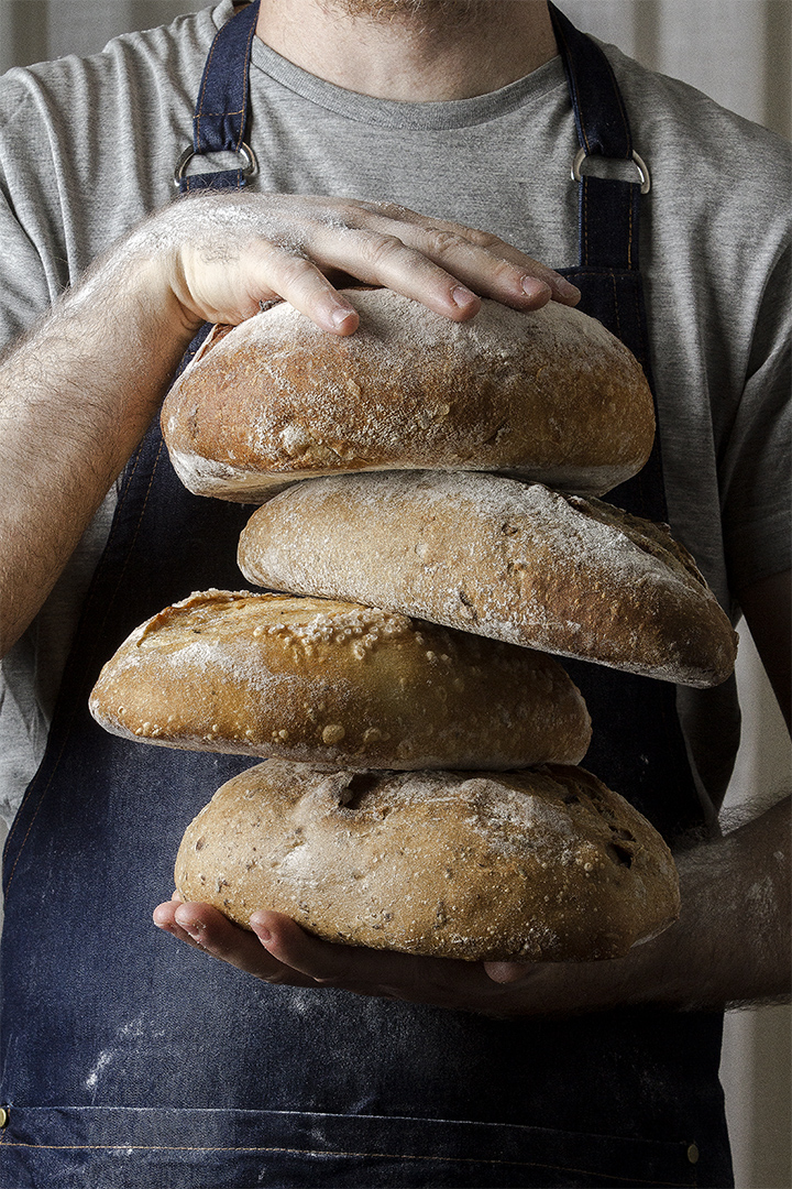 Eduardo Zaitz, fundador da Com C'alma, com os pães