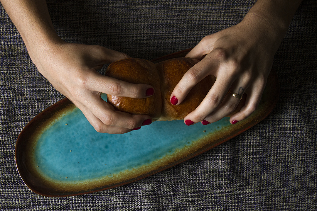 Mãos moldando massa